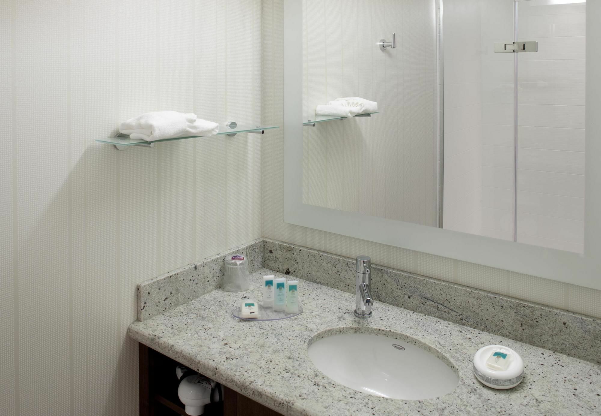 Springhill Suites Alexandria Southwest Экстерьер фото